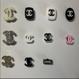 Pin's pour Crocs - CHANEL